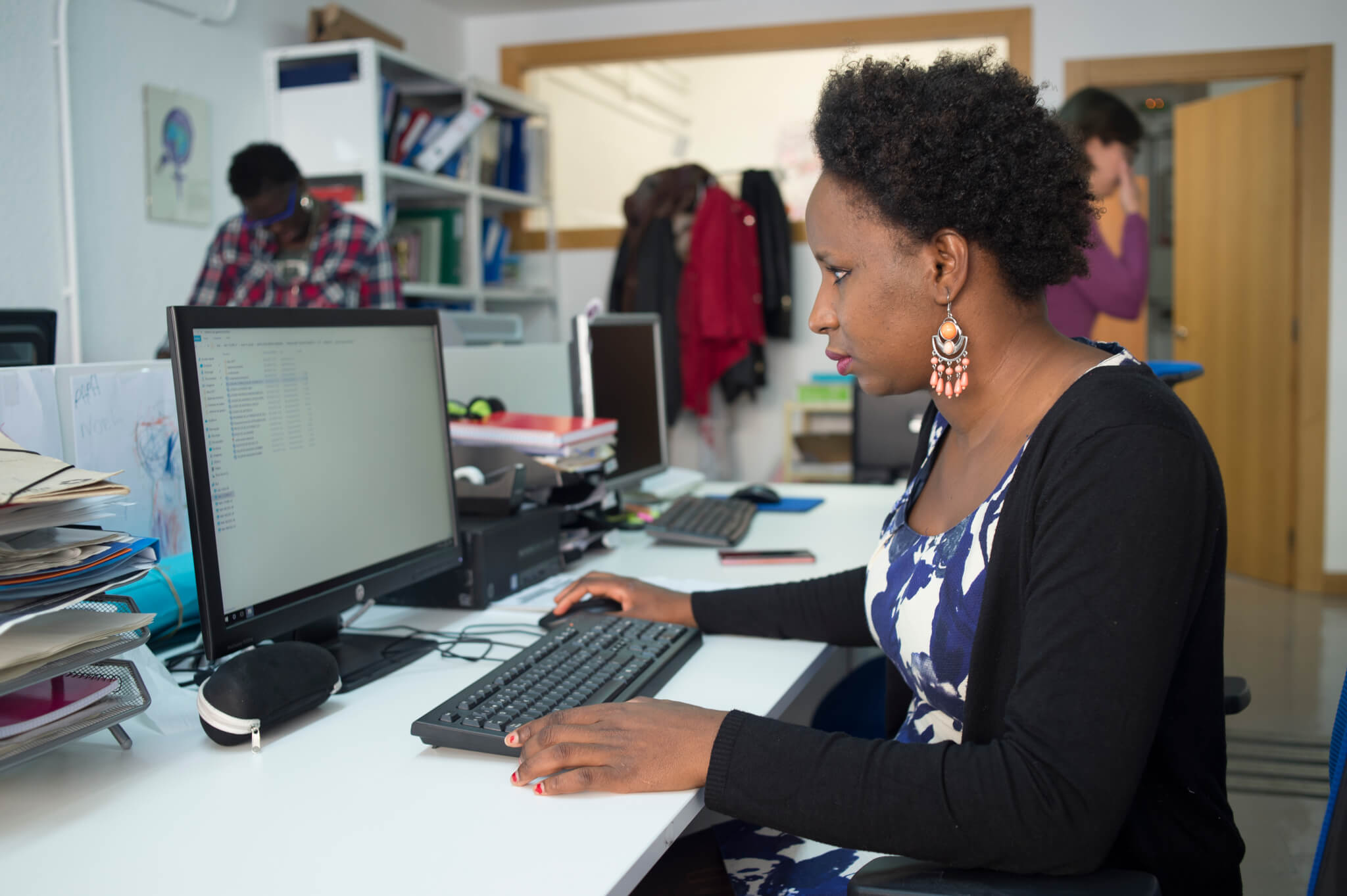 Abby y Djamila trabajan en formación de mujeres africanas en Médicos del Mundo. Foto Iñaki Porto