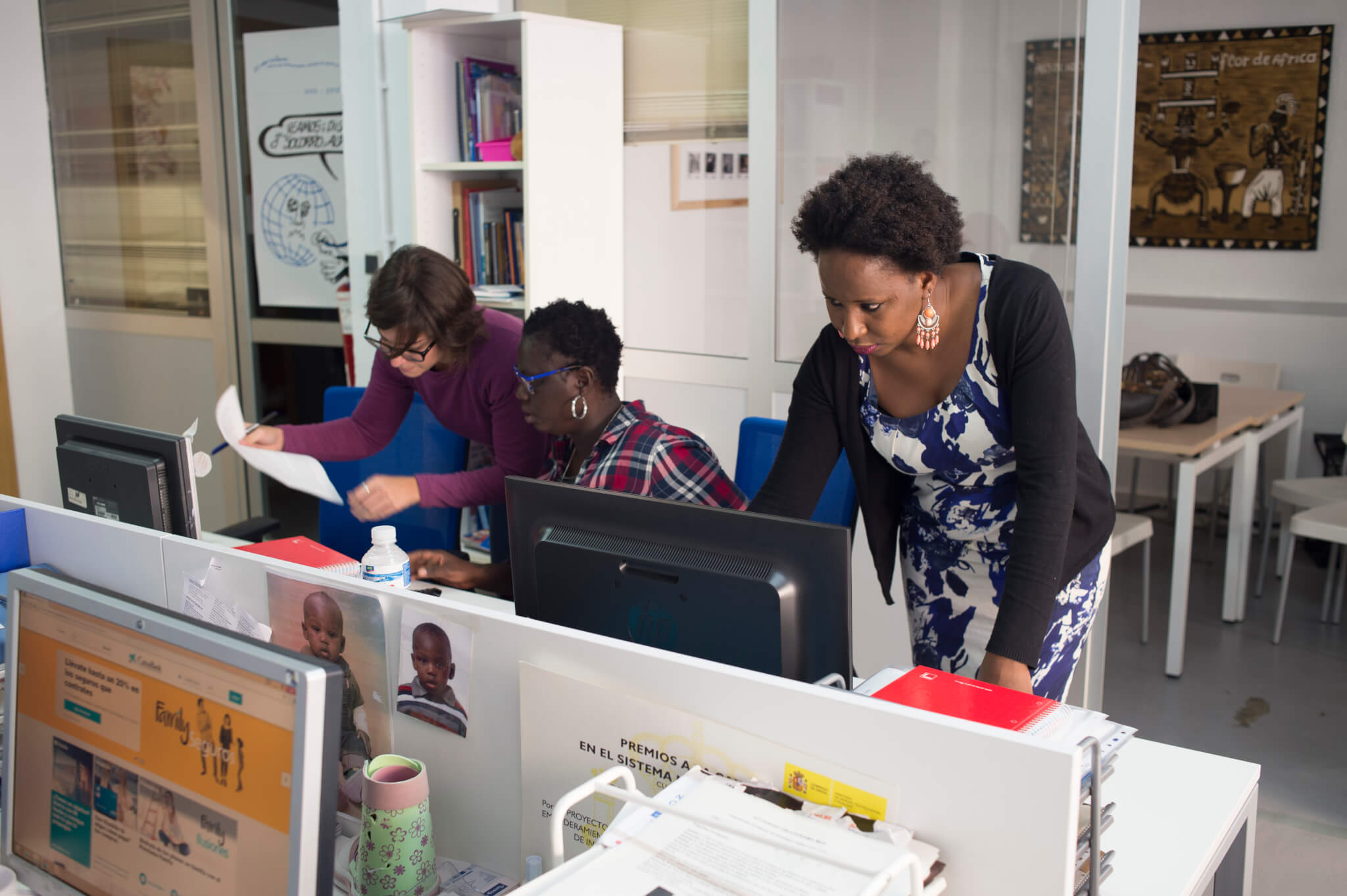 Abby y Djamila trabajan en formación de mujeres africanas en Médicos del Mundo. Foto Iñaki Porto