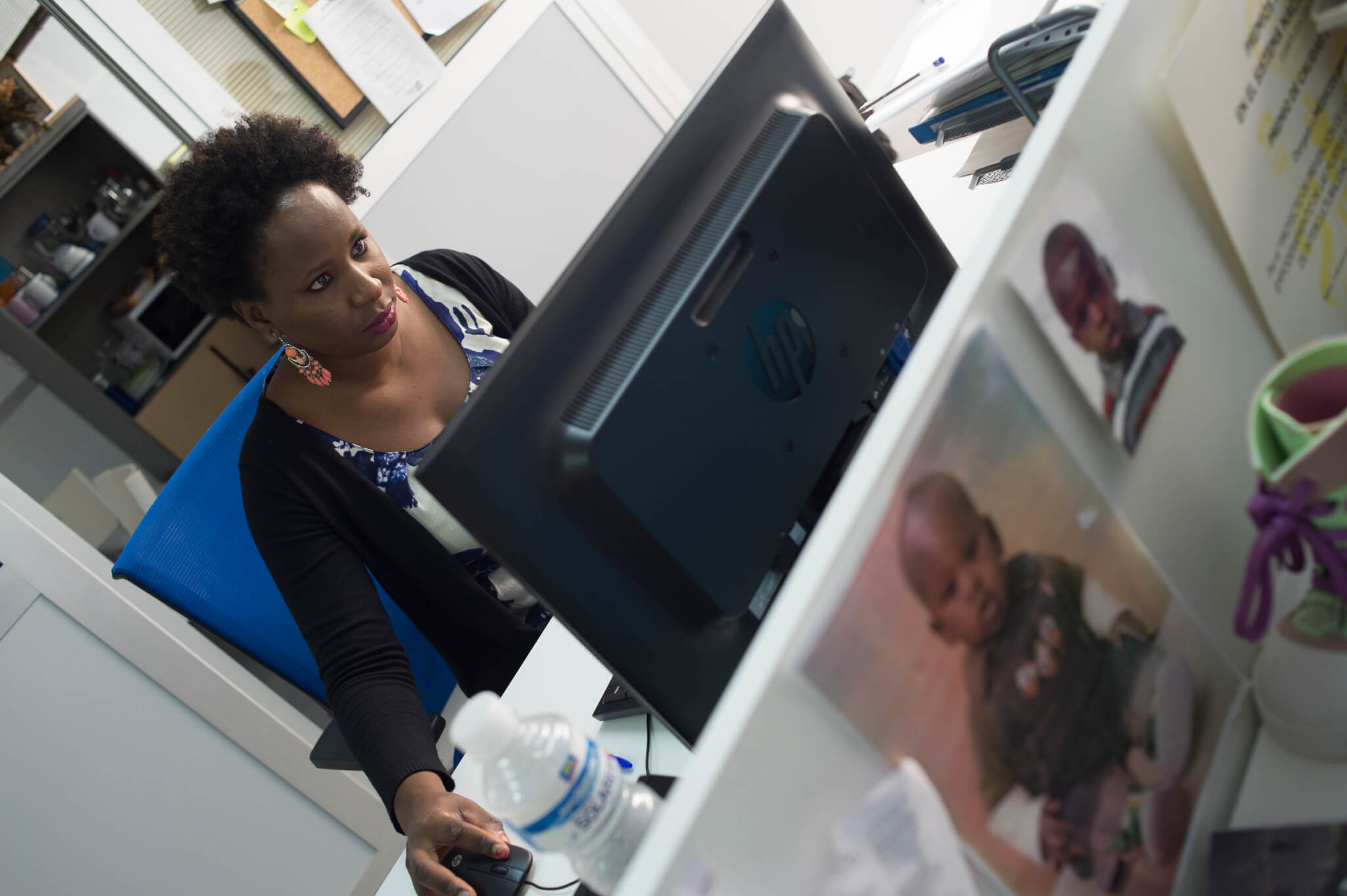 Abby y Djamila trabajan en formación de mujeres africanas en Médicos del Mundo. Foto Iñaki Porto