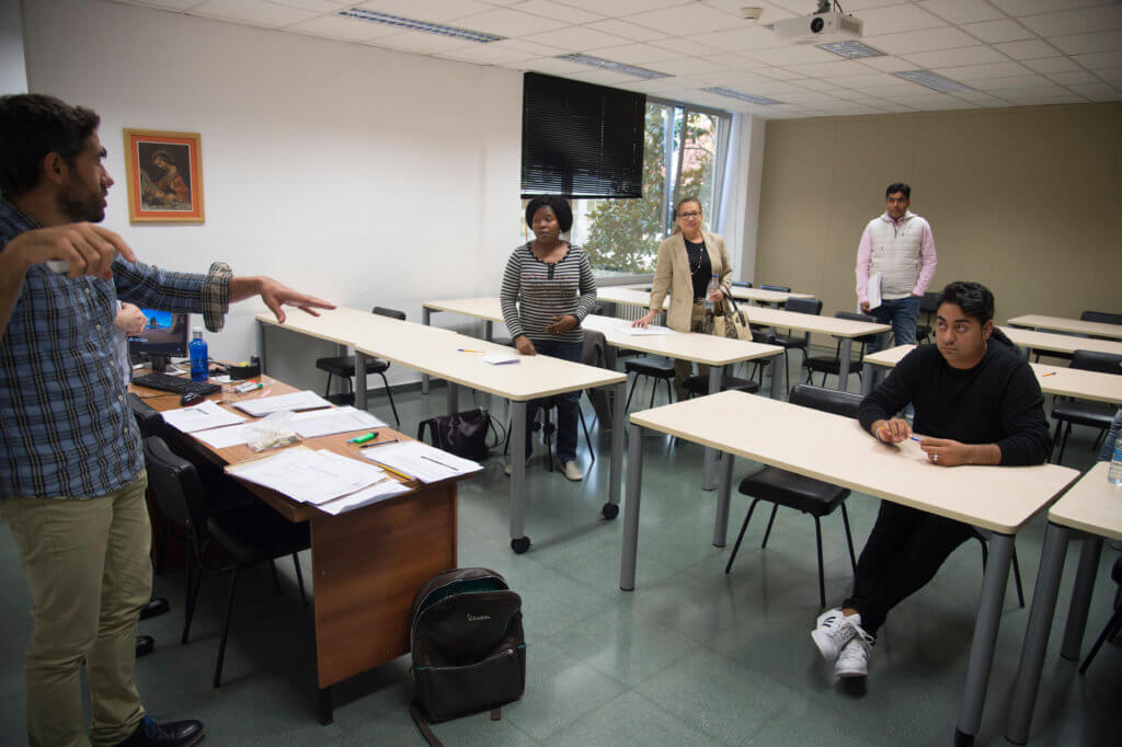 La dificultad del examen se reflejaba en los rostros de los examinados. Foto Iñaki Porto